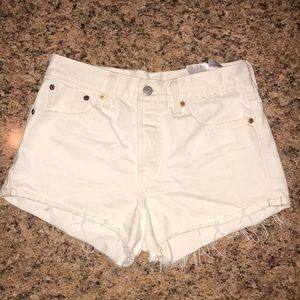 size 28 white levi shorts